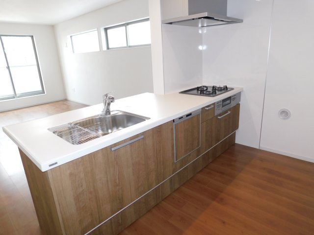 名古屋市瑞穂区雁道町１丁目の新築一戸建のキッチン|◇キッチン◇　　人気の対面式・人造大理石カウンターキッチン・食洗機・浄水器一体型水栓・静音仕様シンク・薄型換気扇・Ｓｉセンサーコンロ（３口）