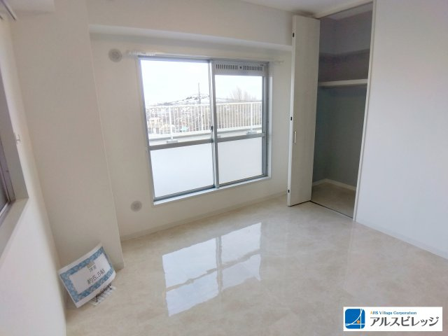 ハイマート川越の洋室|奥行きのある収納スペース