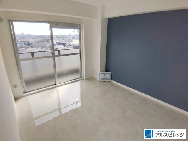 ハイマート川越の洋室|アクセントクロスが際立つ洋室