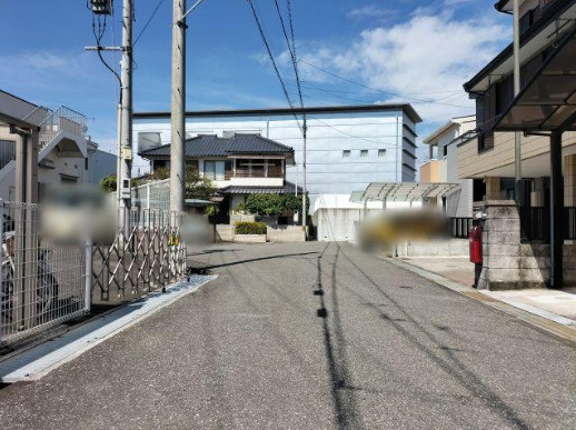 高知市朝倉甲　中古一戸建ての前面道路含む現地写真