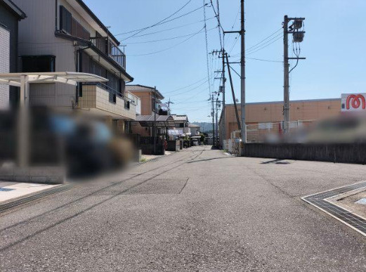 高知市朝倉甲　中古一戸建ての前面道路含む現地写真
