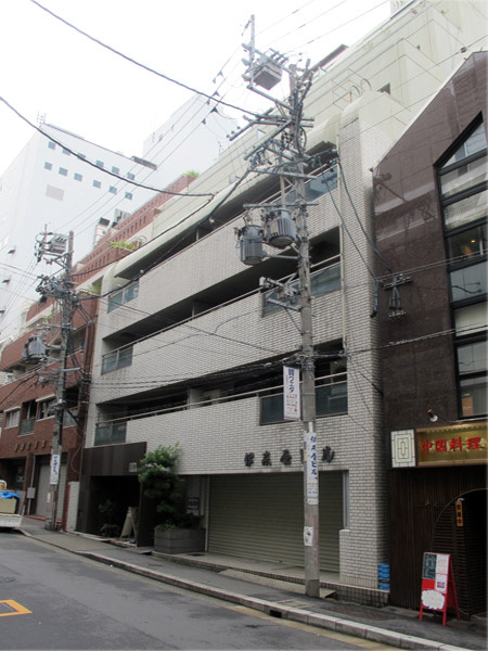 伊東屋栄中駒ビル本館の外観