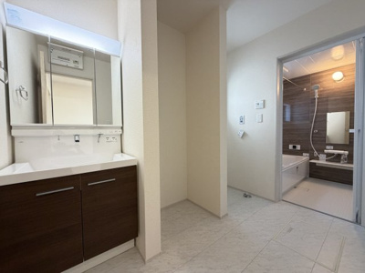 【独立洗面台】 | うるま市田場（全4棟）2号棟 | 2号棟　三面鏡付き洗髪洗面化粧台♪