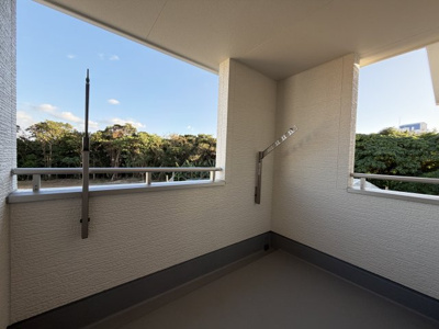 【バルコニー】 | うるま市田場（全4棟）2号棟 | 2号棟　2階廊下からインナーバルコニー出入り可♪