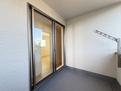 【バルコニー】 | うるま市田場（全4棟）2号棟 | 2号棟　2階廊下からインナーバルコニー出入り可♪