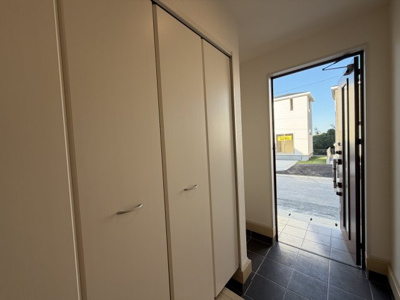 【玄関】 | うるま市田場（全4棟）2号棟 | 2号棟　十分な収納付き玄関♪