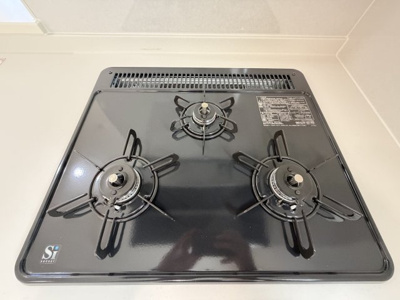 【キッチン】 | うるま市田場（全4棟）2号棟 | 2号棟　三口コンロ♪