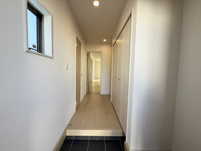 【玄関】 | うるま市田場（全4棟）2号棟 | 2号棟　十分な収納付き玄関♪