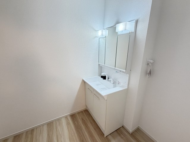 アーバンスタイル前橋市北代田町2期　2号棟の独立洗面台|シャワー水栓付き洗面台で朝の身支度もバッチリです！
洗面台には収納スペースもあり洗面室もすっきり片付きますよ！