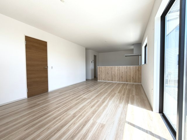 アーバンスタイル前橋市北代田町2期　2号棟の居間・リビング|カウンターキッチンなのでお料理をしながら会話もできます。
夕食の支度をしながら、お子様の様子も見られて自然と会話も増えますよ♪