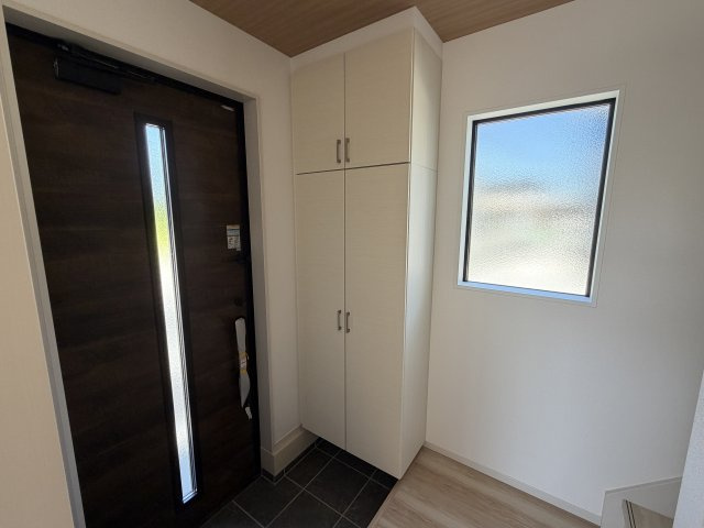 アーバンスタイル前橋市北代田町2期　2号棟の玄関|玄関にもたっぷり収納付いてます。