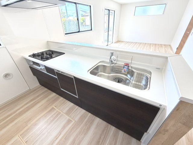 アーバンスタイル前橋市北代田町2期　2号棟のキッチン|人気のカウンターキッチン採用です☆
コンロも３口ご用意しています！調理スペースも広くストレスなくお料理できます。
浄水器つきなので美味しいお水も飲めますよ♪
