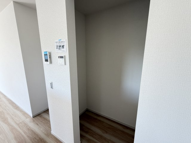 アーバンスタイル前橋市北代田町2期　2号棟の収納|キッチン横にパントリー収納付き！ストック品や調理器具の収納に重宝しますよ！