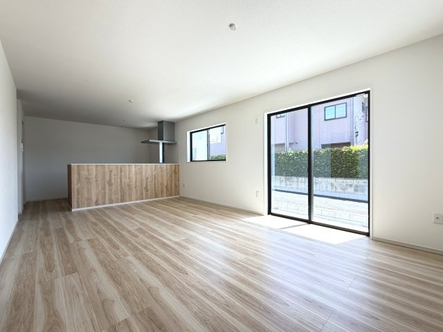 アーバンスタイル前橋市北代田町2期　2号棟の居間・リビング|リビングは18.5帖です♪人気の対面式キッチンを配した空間はお好みの家具も合わせやすく、家族がくつろぐ快適な空間造りをサポート。窓からは明るい陽光が差し込みます。