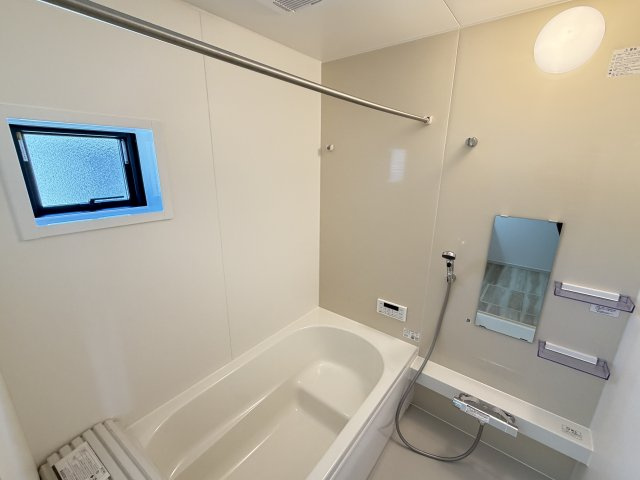 アーバンスタイル前橋市北代田町2期　2号棟の浴室|１坪タイプのフルオートバスです！
足を延ばして入れる広さなので一日の疲れも癒されますよ♪
室内物干しや浴室乾燥機もあるのでお天気の悪い日にはランドリースペースとしてもご利用できます！