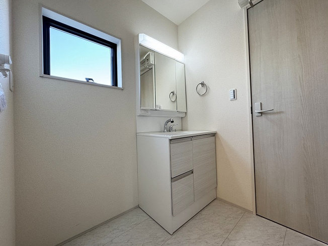 【洗面所】 | 富士見市渡戸1丁目　新築一戸建住宅　全14棟　(ふじみ野店) | 身支度がしやすさと収納力を兼ね備えた、使い勝手の良い三面鏡洗面化粧台。