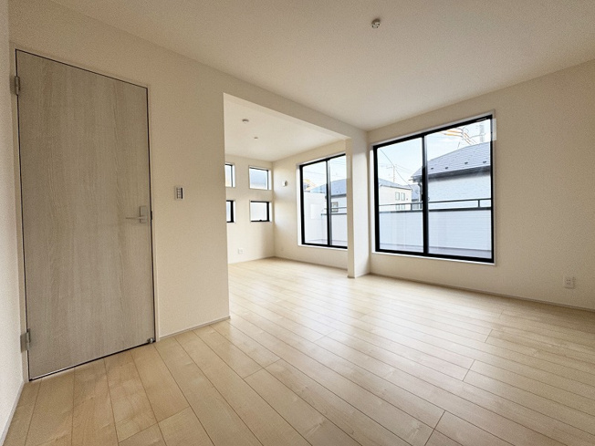 【洋室】 | 富士見市渡戸1丁目　新築一戸建住宅　全14棟　(ふじみ野店) | 洋室6.75帖＋4.75帖。
広々使える2ドア1ルームはお子様ものびのびと遊べます。
