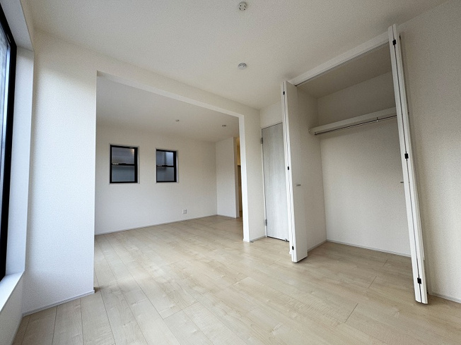 【洋室】 | 富士見市渡戸1丁目　新築一戸建住宅　全14棟　(ふじみ野店) | 洋室6.75帖＋4.75帖。
各所に収納を設けお部屋の整理整頓が楽々！