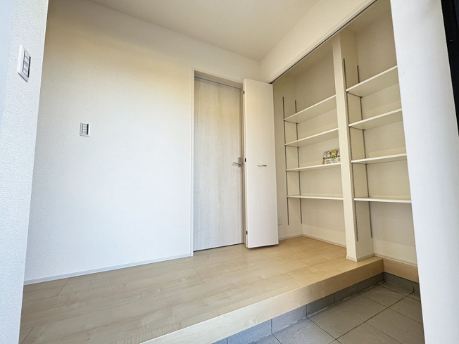 【玄関】 | 富士見市渡戸1丁目　新築一戸建住宅　全14棟　(ふじみ野店) | ご家族の靴やアウトドア用品をまとめて収納できる玄関収納。