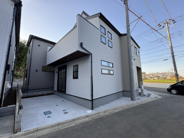【外観】 | 富士見市渡戸1丁目　新築一戸建住宅　全14棟　(ふじみ野店) | ご夫婦でお車をお持ちの方も嬉しい2台分のカースペース付き