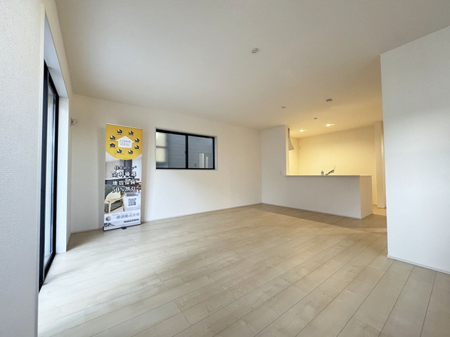 【居間・リビング】 | 富士見市渡戸1丁目　新築一戸建住宅　全14棟　(ふじみ野店) | 19.5帖の広々としたLDK。
暮らしの中心となるリビングは、家族みんなが心地よく過ごせる空間に。