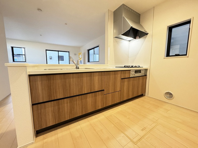 【キッチン】 | 富士見市渡戸1丁目　新築一戸建住宅　全14棟　(ふじみ野店) | リビングを見渡せる対面式キッチン。
お料理中もご家族との会話が弾みます。