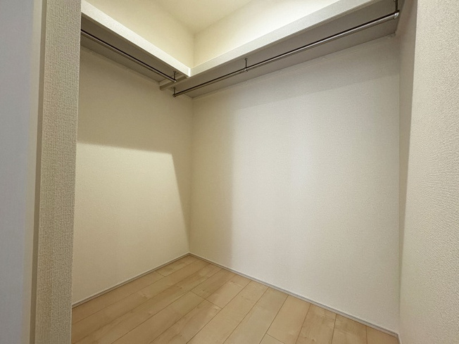 【収納】 | 富士見市渡戸1丁目　新築一戸建住宅　全14棟　(ふじみ野店) | 1階WIC。
収納力のあるウォークインクローゼットには、衣類やお荷物をまとめて収納できます。