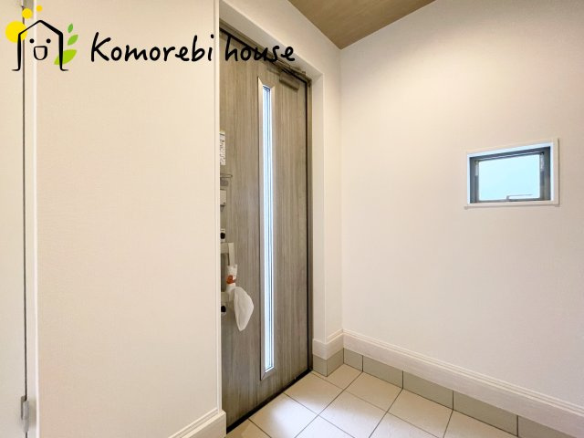 さいたま市北区吉野町　7期　新築一戸建て　グラファーレ　02の玄関|明るい玄関です