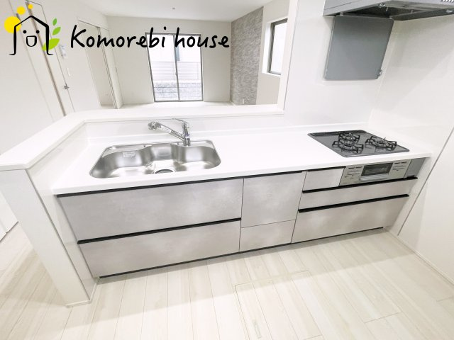 さいたま市北区吉野町　7期　新築一戸建て　グラファーレ　02のキッチン|きれいなキッチンです