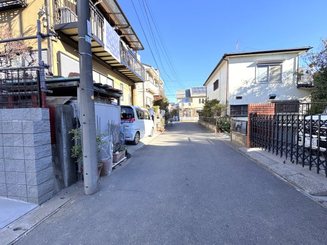 松戸市日暮８丁目新築戸建【河原塚小学校：5分】の前面道路含む現地写真|南東側前面道路