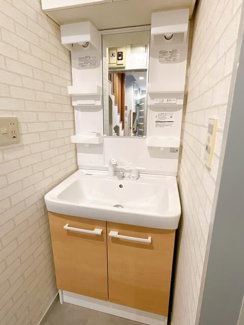 新宿区下落合3丁目　中古戸建の独立洗面台|現地ご見学希望・資料請求などお気軽にお問い合わせ下さい！
03-5990-5201