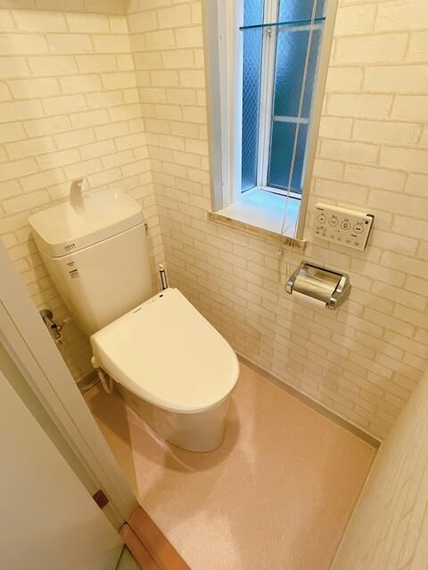 新宿区下落合3丁目　中古戸建のトイレ|現地ご見学希望・資料請求などお気軽にお問い合わせ下さい！
03-5990-5201