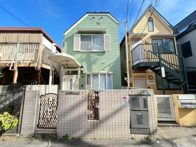 新宿区下落合3丁目　中古戸建の外観|現地写真

現地ご見学希望・資料請求などお気軽にお問い合わせ下さい！
03-5990-5201