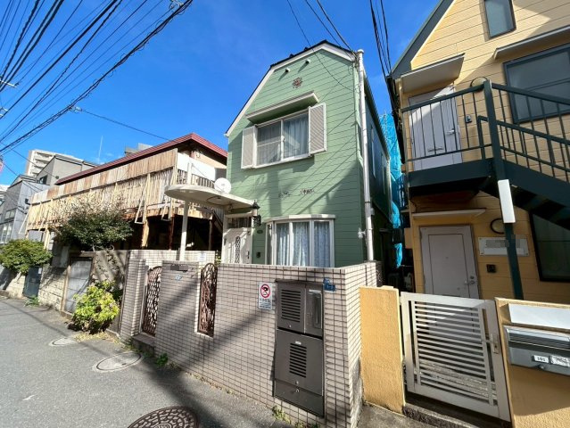 新宿区下落合3丁目　中古戸建の前面道路含む現地写真|2026.01.22撮影

現地ご見学希望・資料請求などお気軽にお問い合わせ下さい！
03-5990-5201