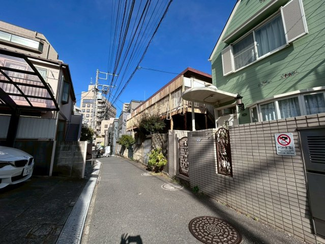 新宿区下落合3丁目　中古戸建の前面道路含む現地写真|2026.01.22撮影

現地ご見学希望・資料請求などお気軽にお問い合わせ下さい！
03-5990-5201