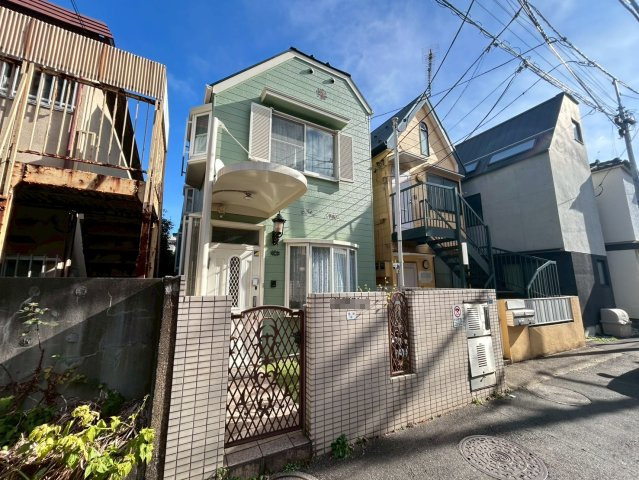 新宿区下落合3丁目　中古戸建の前面道路含む現地写真|2026.01.22撮影

現地ご見学希望・資料請求などお気軽にお問い合わせ下さい！
03-5990-5201