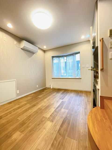 新宿区下落合3丁目　中古戸建の居間・リビング|現地写真

現地ご見学希望・資料請求などお気軽にお問い合わせ下さい！
03-5990-5201