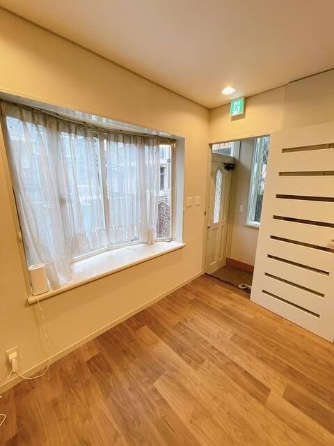 新宿区下落合3丁目　中古戸建の居間・リビング|現地ご見学希望・資料請求などお気軽にお問い合わせ下さい！
03-5990-5201