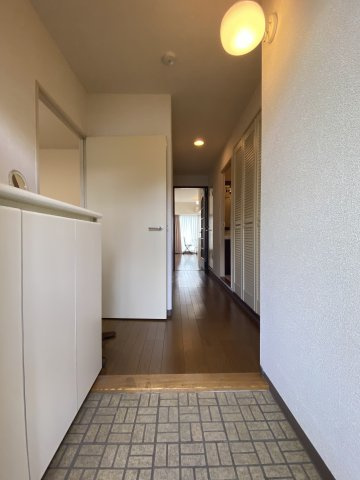 エンゼルシーサイド南熱海の玄関|左側は洋室、右側は収納があります