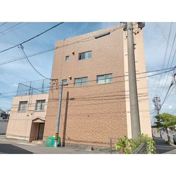 アイロスコートの外観