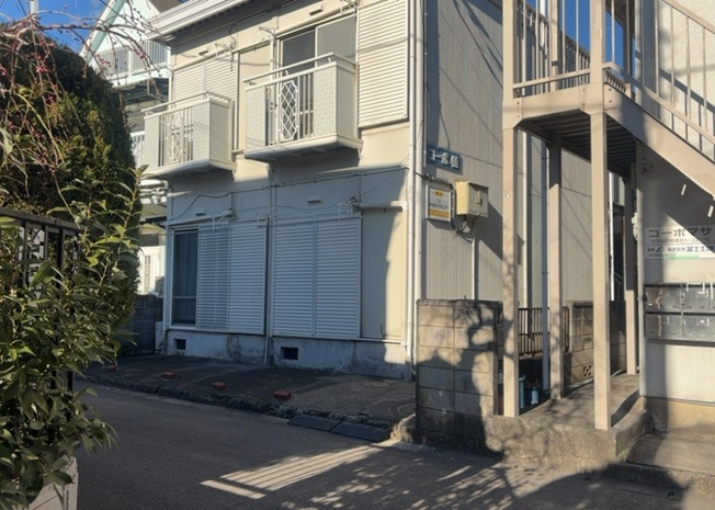 【外観】 | 土地を買う際、住む地域の自治体や福祉の補助制度にも注目してみましょう。子供や老人の医療補助やゴミ出しのルールなど、自治体によってルールに大きな違いがあるため、暮らしやすい土地で判断するとよいでしょう。
