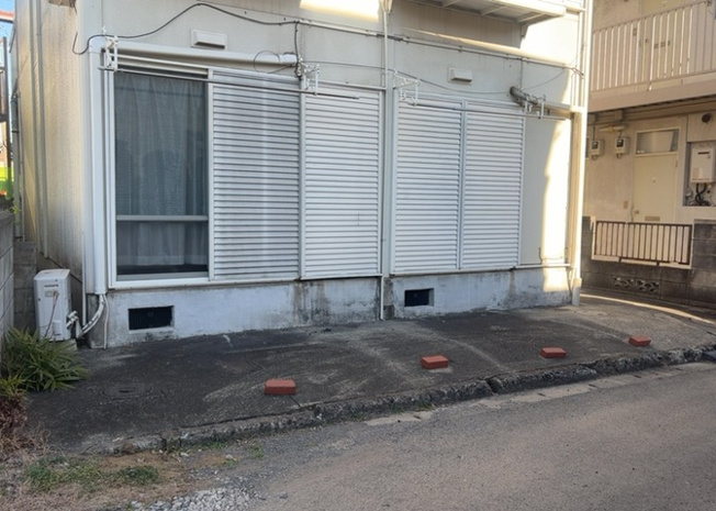 【外観】 | 現地に行くなら、物件の周囲の地形がどうなっているかを見ることも大切です。周辺より低くなっている土地では、大雨などで水が集まりやすいため、地盤が弱くなっているということも考えられるため、注意が必要です。