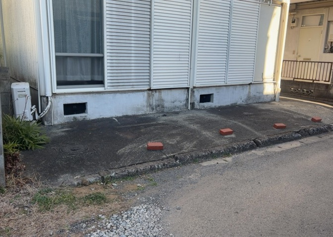 【外観】 | 土地購入を検討されている場合、境界杭がない状態で購入してしまうと境界確定測量をする必要があり、費用がかかります。購入の前に、売主、隣土地所有者立ち合いのもと境界を確定し境界杭を設置するのがベストです。