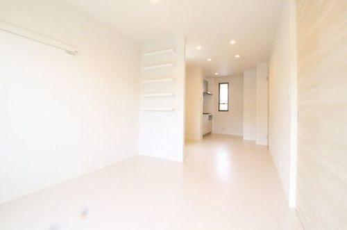 SHM ジュノス メゾン|LDK12.7帖の柱に棚付き