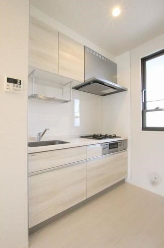 SHM ジュノス メゾンのキッチン|3口ガスコンロ＋グリル、換気窓付き