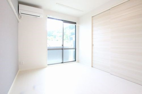 SHM ジュノス メゾンの寝室|洋室6帖　エアコンや室内物干し付き