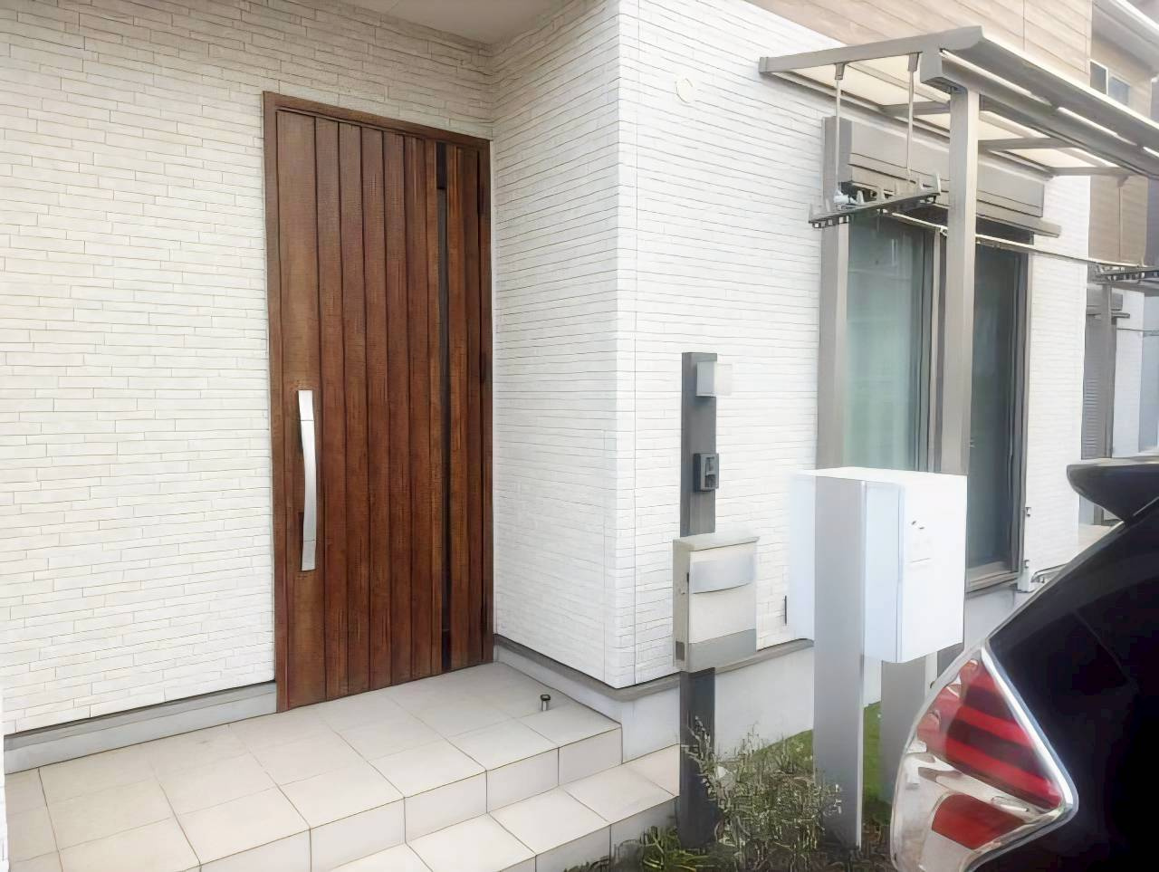 サンヴェルシア黒原の玄関|宅配ポスト付き♪外干し可能な設備も♪
【小倉北区黒原中古戸建】