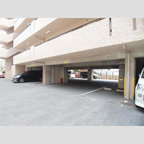 リベール姫路岡町の駐車場