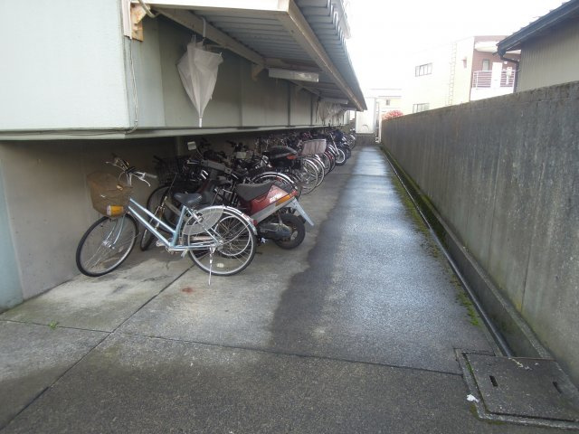 信開ウエラコート足羽(投資)の駐輪場
