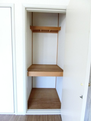 【収納】 | エーデルハイムC | ※参考写真※洋室6帖のお部屋にある収納スペースです！かさ張るお掃除用品などもすっきり収納できて便利！